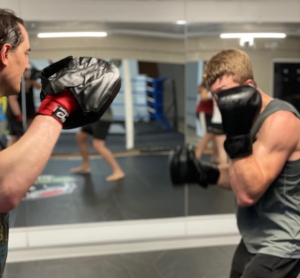 Wenn du nach einem richtig guten Box- und Kickboxtraining suchst, dann schau mal in Rösrath vorbei. Dort gibt’s ein top kampfsportschule Best Gym, wo du unter Vlad Suslov trainieren kannst. Der Trainer hat echt Ahnung und bringt dich in Bestform. Egal ob Boxen oder Kickboxen, das Training in Rösrath, Bergisch Gladbach ist intensiv und macht mega Spaß. Die Leute dort sind echt cool und motiviert, das pusht dich noch mehr. Die Ausstattung im Best Gym Kampfsportstudio ist modern, du hast alles, was du fürs Training brauchst. Also, wenn du ernsthaft was reißen willst, ist das Training bei Vlad in Rösrath genau das Richtige für dich! insta @vlady_best_gym