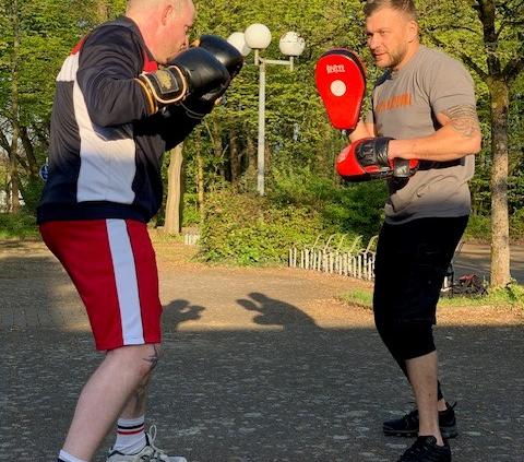 Boxen, Kickboxen, Muay Thai , BJJ und MMA in Bergisch Gladbach bei der Kampfsportschule Best Gym. Wenn du Bock auf Boxen hast, ist das Best Gym in Bergisch Gladbach-Köln Dellbrück unter der Leitung von Vlad Suslov echt 'ne super Adresse. Der Vlad, der kennt sich richtig aus und bringt dich auf ein ganz neues Level. Die Atmosphäre im Fitness-Boxen-Gym ist top, die Leute sind motiviert und pushen sich gegenseitig. Außerdem ist die Ausstattung modern und du hast alles, was du fürs Training brauchst. Also, wenn du ernsthaft trainieren willst und Bock auf 'ne geile Truppe hast, dann ab zu Best Gym Köln Dellbrück!