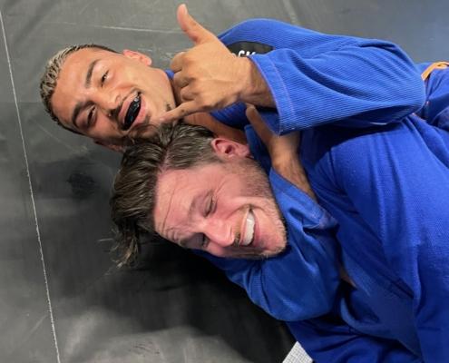 Brazilian Jiu-Jitsu (BJJ) bei Best Gym in Köln-Dellbrück bietet weit mehr als nur Kampfsport – es unterstützt dich im Alltag auf vielfältige Weise. Selbstverteidigung: BJJ vermittelt Techniken, die dir helfen, dich in brenzligen Situationen zu verteidigen, unabhängig von deiner Körpergröße oder Kraft. Dieses Wissen verleiht dir Sicherheit und stärkt dein Selbstvertrauen. Stressabbau: Der Alltag kann herausfordernd sein, doch BJJ ist ein effektives Ventil. Das Training hilft dir, den Kopf frei zu bekommen und Stress abzubauen, während gleichzeitig dein Wohlbefinden gesteigert wird. Mentale Stärke: Im BJJ lernst du, auch unter Druck ruhig und fokussiert zu bleiben. Diese Fähigkeit überträgt sich direkt auf den Alltag, ob bei der Arbeit oder in persönlichen Situationen. Disziplin: Regelmäßiges Training erfordert Ausdauer und Zielstrebigkeit, was dich auch im Alltag dabei unterstützt, Herausforderungen entschlossen anzugehen. Gemeinschaft: Bei Best Gym findest du eine unterstützende Gemeinschaft, die dir hilft, neue Kontakte zu knüpfen und dich in einem positiven Umfeld weiterzuentwickeln.