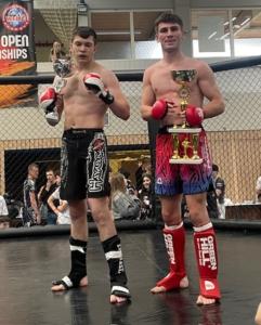 Erfolgreiches MMA-Gym in Bergisch Gladbach bei Köln – intensive Mixed Martial Arts Trainingsszene mit motivierten Kämpfern und erfahrenem Coach.