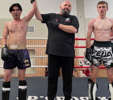 Professionelles Kickboxtraining in moderner Kampfsportschule in Bergisch Gladbach bei Köln – erfolgreiche Kickboxschule mit erfahrenen Trainern und motivierten Schülern.