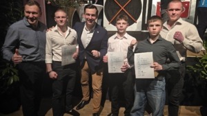 Bürgermeister Marcel Kreutz ehrt erfolgreiche Athleten aus Kickboxen, Boxen und Thaiboxen bei der Sportlerehrung 2026 der Stadt Bergisch Gladbach für Deutsche- und Europameisterschaften