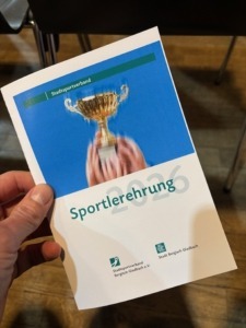 Pokale und Urkunden der Sportlerehrung 2026 in Bergisch Gladbach für Deutsche- und Europameister im Kickboxen, Boxen und Thaiboxen