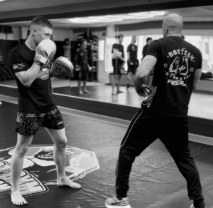 Boxtraining beim Best Gym in Bergisch Gladbach – vom Weltmeister lernen, Technik verbessern und echtes Profi-Know-how im Boxen erleben.